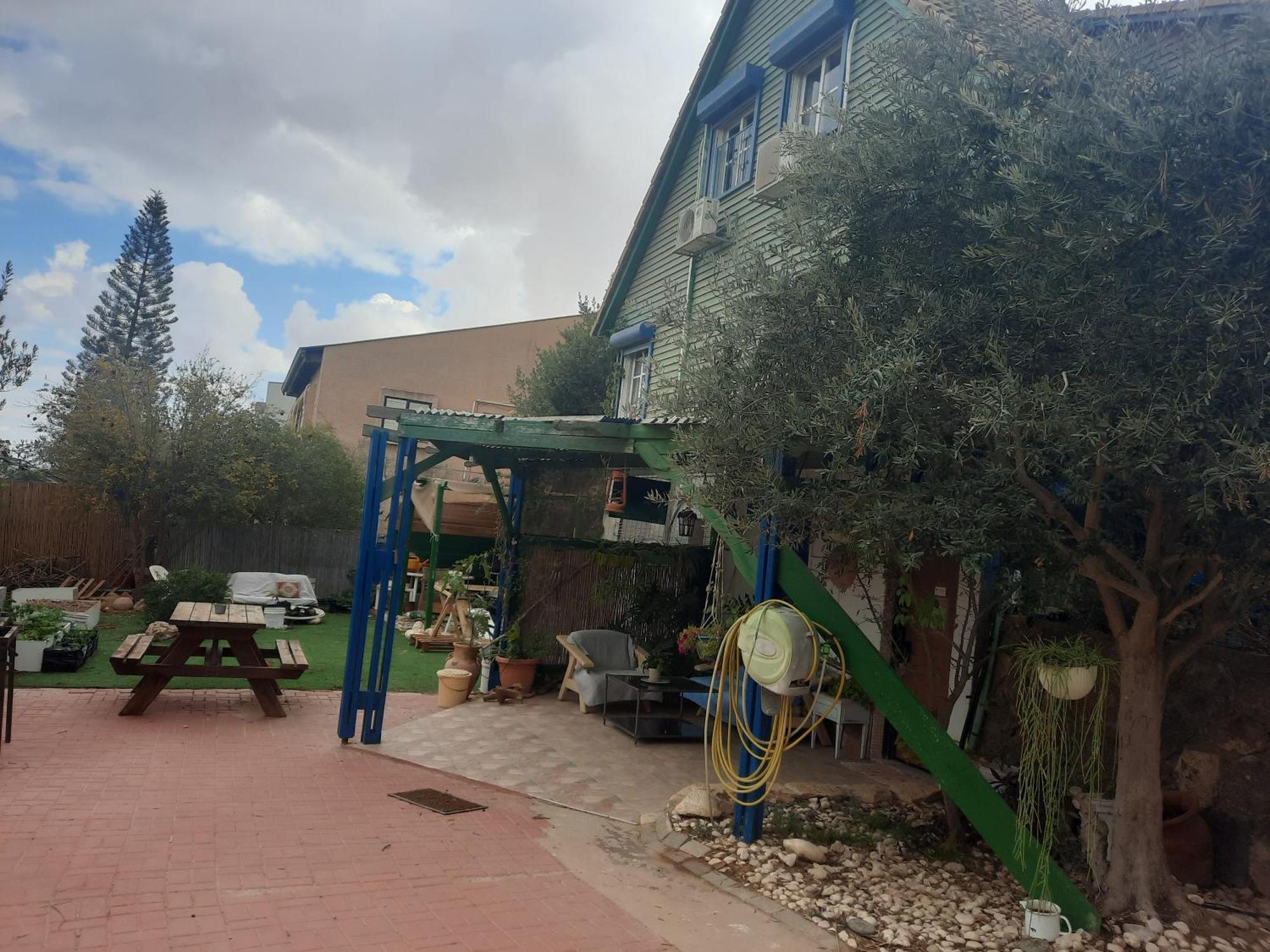 הבית הירוק - House